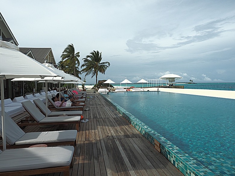 入住The Standard Maldives、碼頭邊珊瑚礁浮潛、出海賞海豚、環礁潟湖體驗 — 赤道三國文化休閒行旅 之 馬爾地夫篇 第一回 潟湖泳池水上屋(Lagoon Overwater Pool Villa)