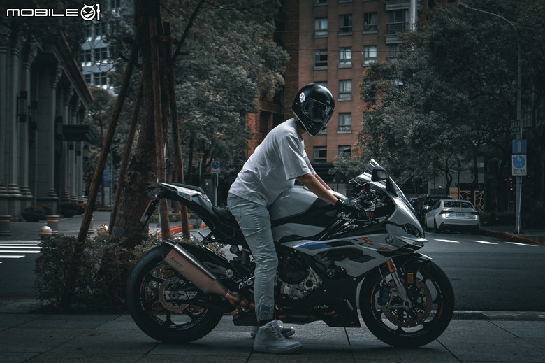 【最後一刻才開箱】菜雞的第一台重機 BMW S1000RR M版(23年式)