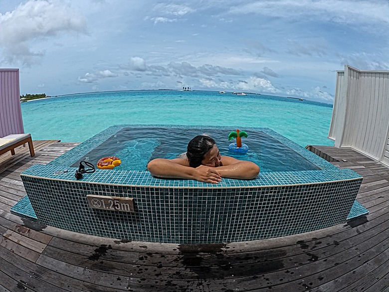 入住The Standard Maldives、碼頭邊珊瑚礁浮潛、出海賞海豚、環礁潟湖體驗 — 赤道三國文化休閒行旅 之 馬爾地夫篇 第一回 潟湖泳池水上屋(Lagoon Overwater Pool Villa)