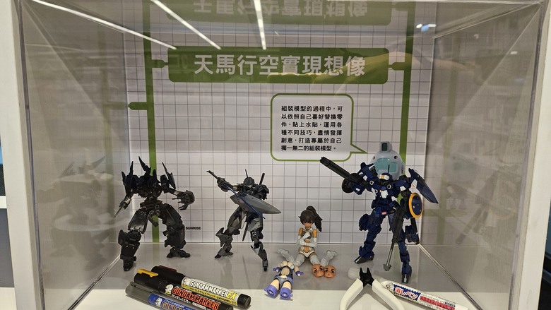 鋼彈立於桃園市立圖書館 - 鋼彈45周年紀念特展 -