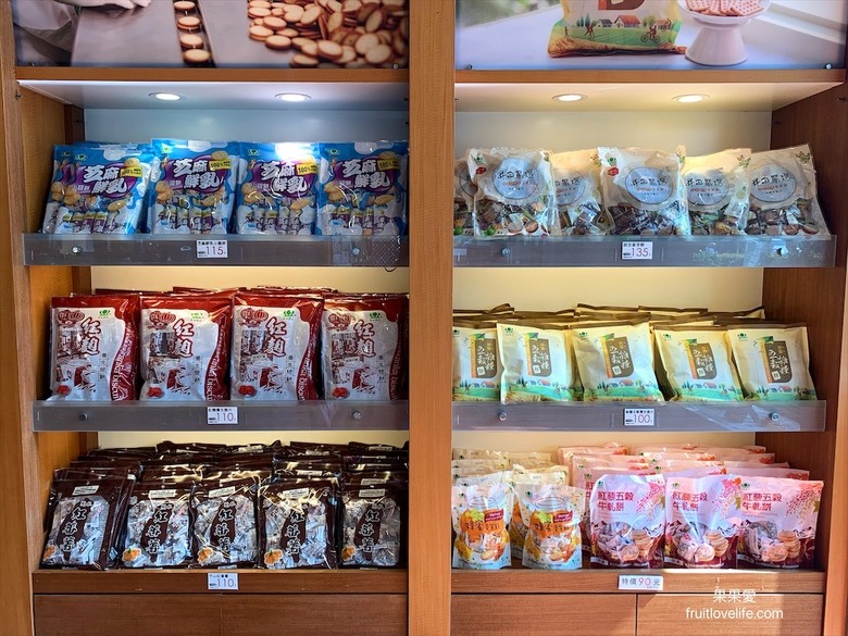 點我看大圖 好吃不黏牙的麥芽餅,烤過的餅乾香氣加上不甜膩的餡料,讓我們拆了一包還會想繼續吃下包