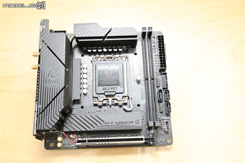 點我看大圖 Z790 末代 ITX 超頻小鋼炮 Z790I Lightning 開箱