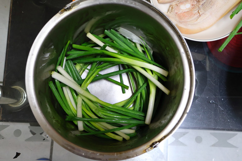 【都市小廚】體驗入口即化口感，油而不膩的美味，青蔥燉全雞 - 大漠國渡