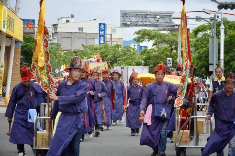 屏東東港東隆宮介紹 – 以「東港迎王平安祭典」及「黃金牌樓」聞名於世