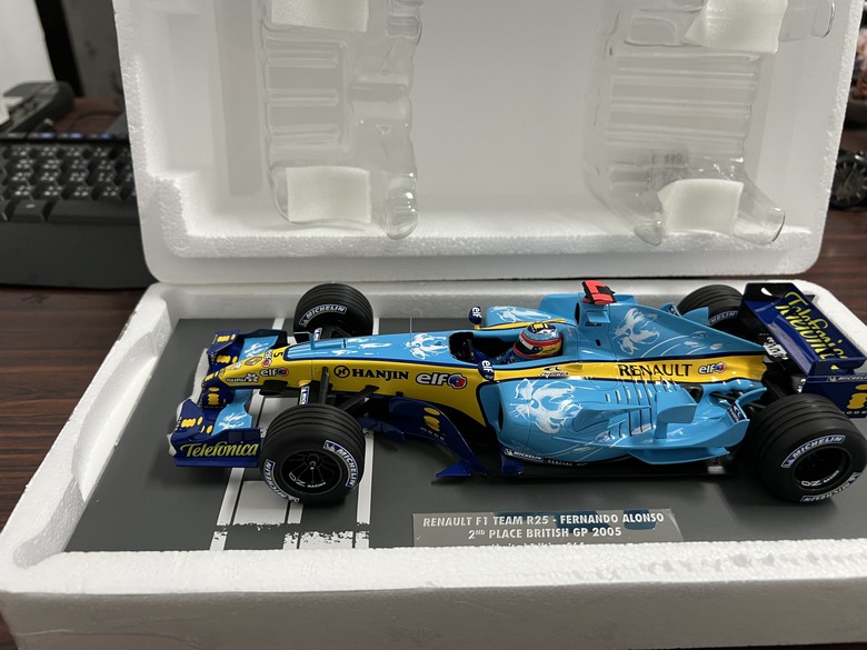 [開箱]F1 1/18 RENAULT R25 FERNANDO ALONSO BRITISH GP
