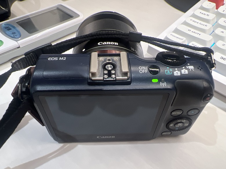 canon eos m2 亮綠燈無法開機