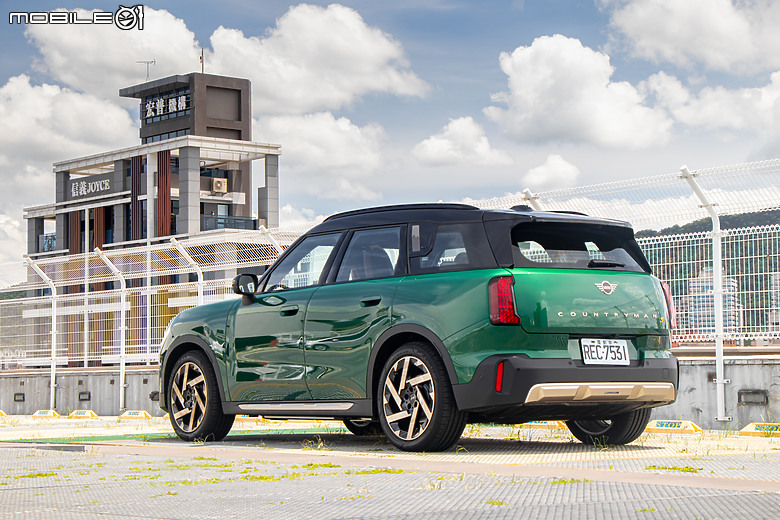 MINI Countryman SE All4 試駕|帶電個性更親民,不是粉絲也動心!