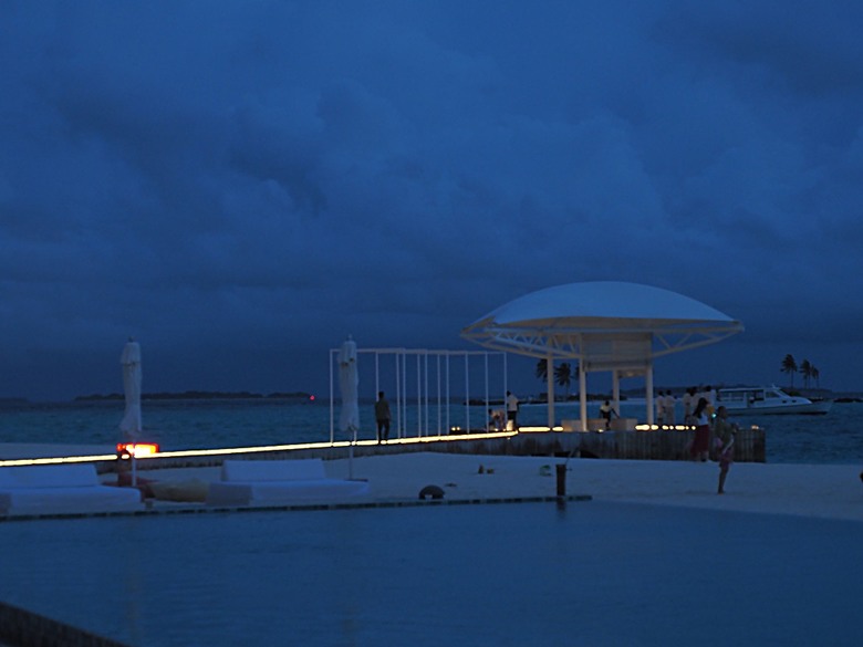 入住The Standard Maldives、碼頭邊珊瑚礁浮潛、出海賞海豚、環礁潟湖體驗 — 赤道三國文化休閒行旅 之 馬爾地夫篇 第一回 潟湖泳池水上屋(Lagoon Overwater Pool Villa)