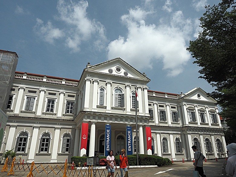 新加坡國家博物院(National Museum of Singapore)、土生華人博物館(Peranakan Museum)、善牧主教座堂(Cathedral of the Good Shepherd)、讚美廣場(CHIJMES Hall),還有地鐵勞明達站附近的土司工坊 — 赤道三國文化休閒行旅 之 新加坡篇 第六回 博物館規劃區(Museum Planning Area)