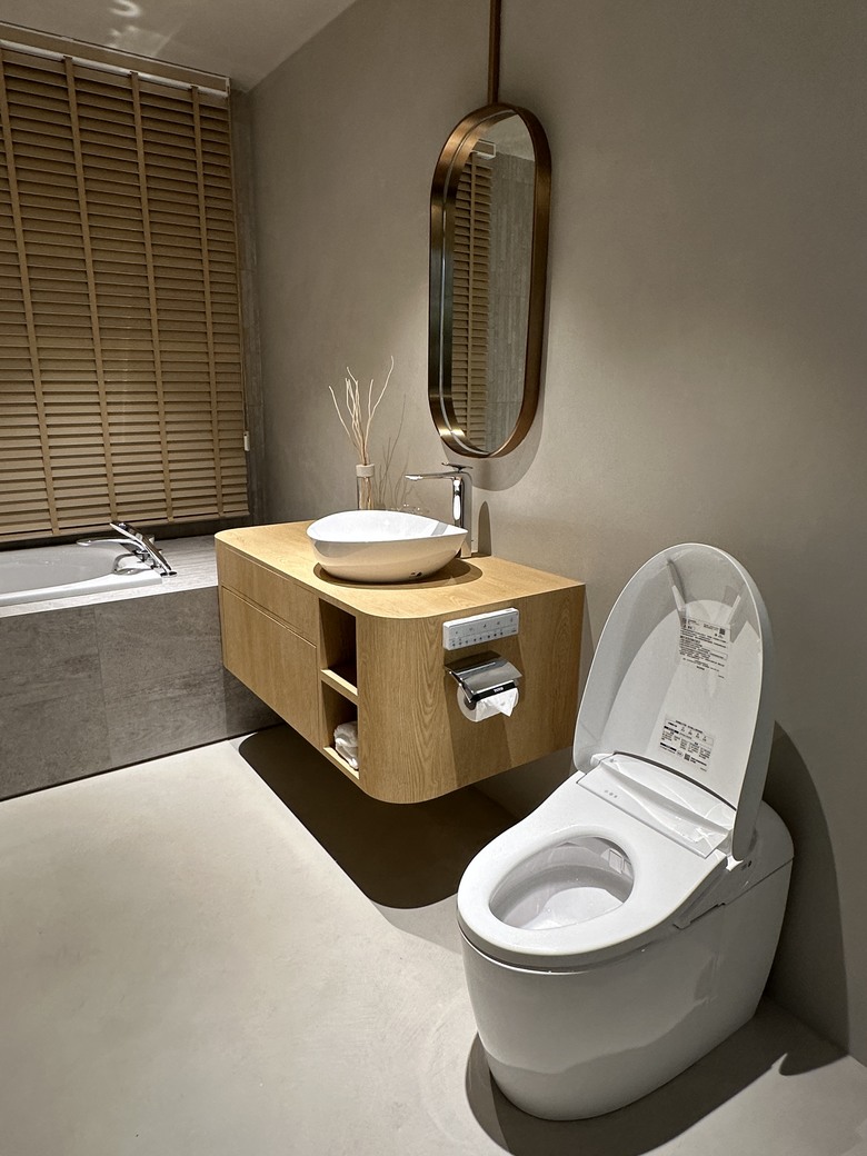 TOTO NEOREST or 凱撒自動馬桶?