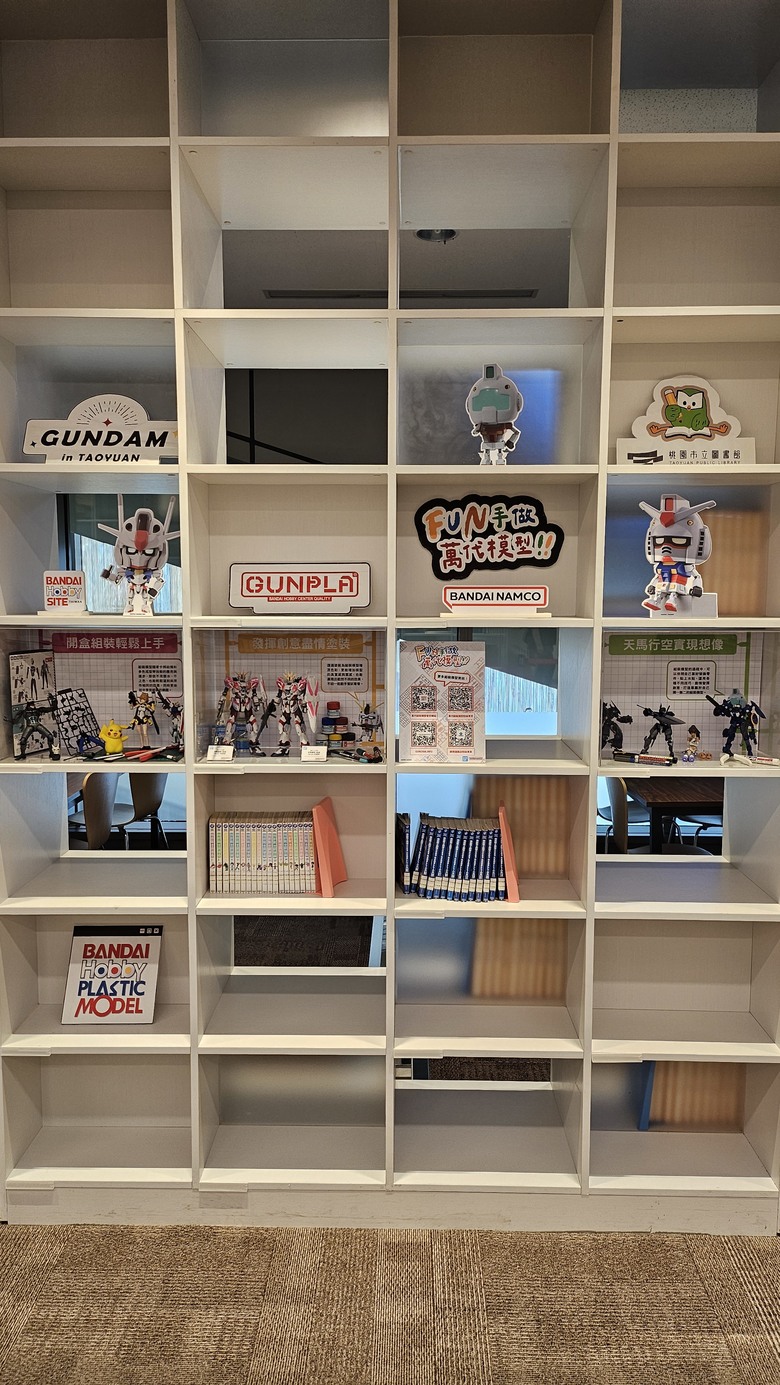 鋼彈立於桃園市立圖書館 - 鋼彈45周年紀念特展 -
