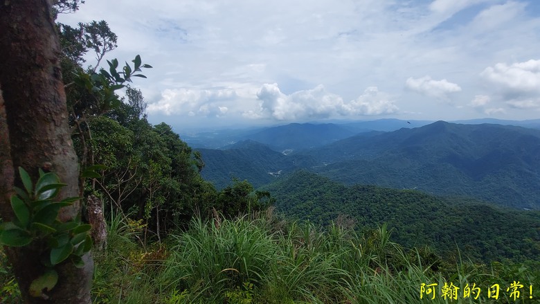 [郊山走走] 一個人的山林｜走走三山一峰的烏來三山