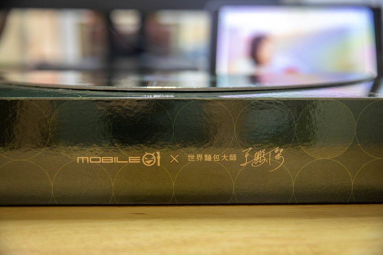 2024 Mobile01與世界麵包冠軍王鵬傑 強強聯手蛋黃酥禮盒｜流心奶皇流入你手、蛋黃酥的絕妙搭配讓人欲罷不能