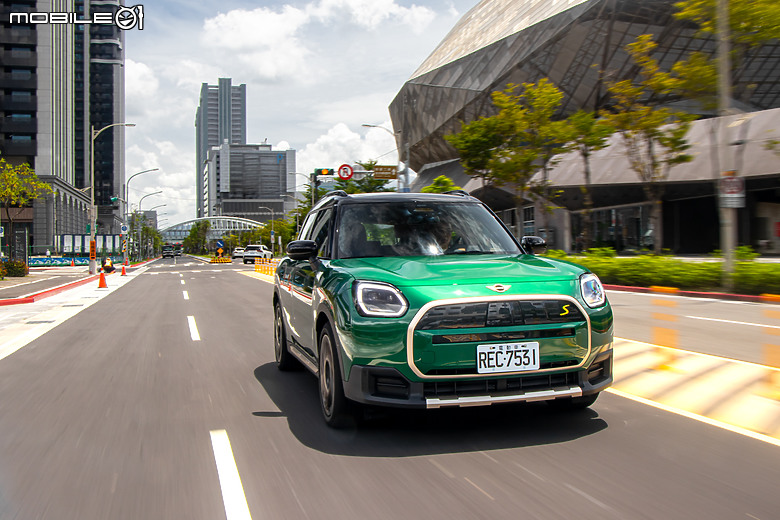 MINI Countryman SE All4 試駕|帶電個性更親民,不是粉絲也動心!