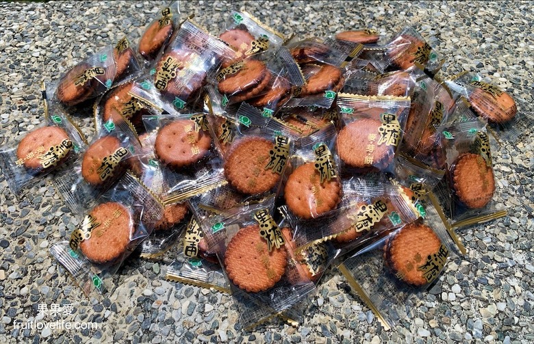 點我看大圖 好吃不黏牙的麥芽餅,烤過的餅乾香氣加上不甜膩的餡料,讓我們拆了一包還會想繼續吃下包