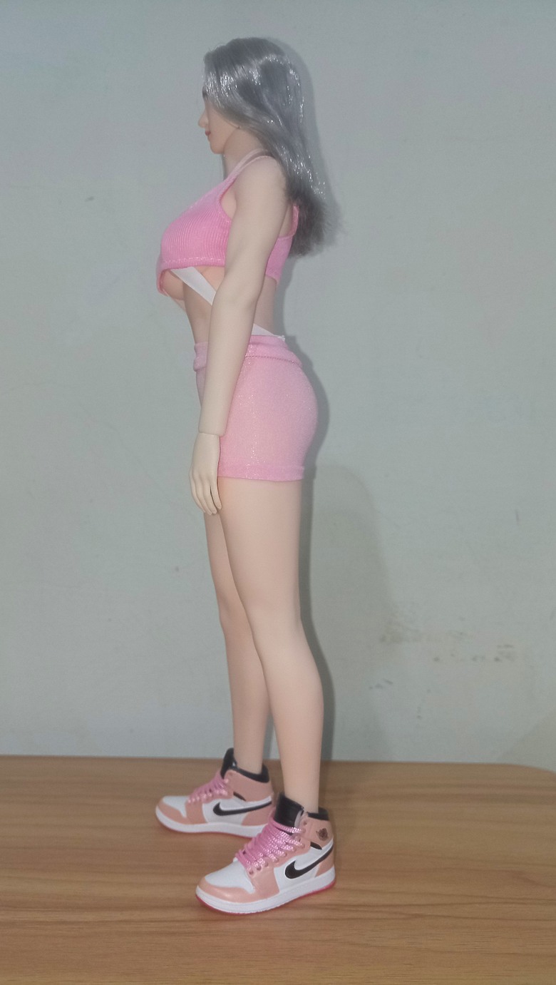 【開箱】Tbleague Phicen S52A 1/6 12吋 全包膠白肌素體可拆腳