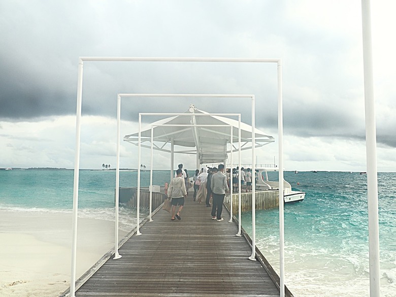 入住The Standard Maldives、碼頭邊珊瑚礁浮潛、出海賞海豚、環礁潟湖體驗 — 赤道三國文化休閒行旅 之 馬爾地夫篇 第一回 潟湖泳池水上屋(Lagoon Overwater Pool Villa)