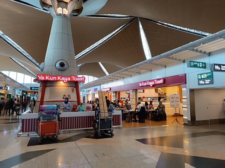 吉隆坡國際機場之轉機(KLIA2入境、KLIA1出境)及適合小睡休息地點全紀錄 — 赤道三國文化休閒行旅 之 馬來西亞篇 吉隆坡國際機場 (Kuala Lumpur International Airport)