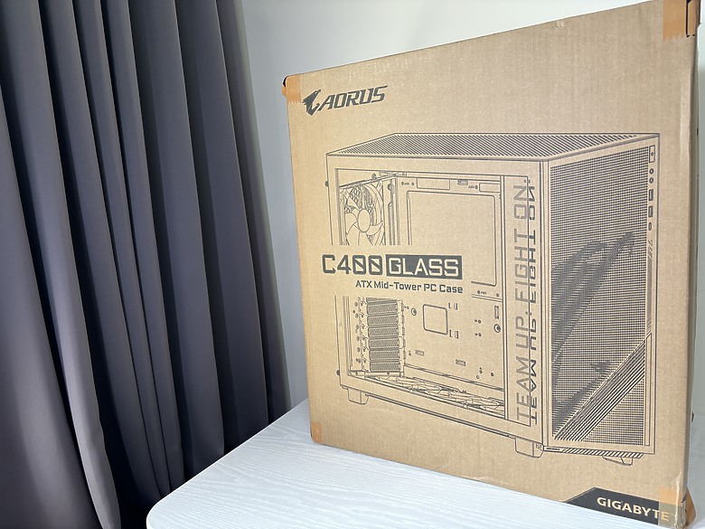 「鷹姿颯爽」飆酷登場！技嘉 AORUS C400 GLASS 機殼開箱