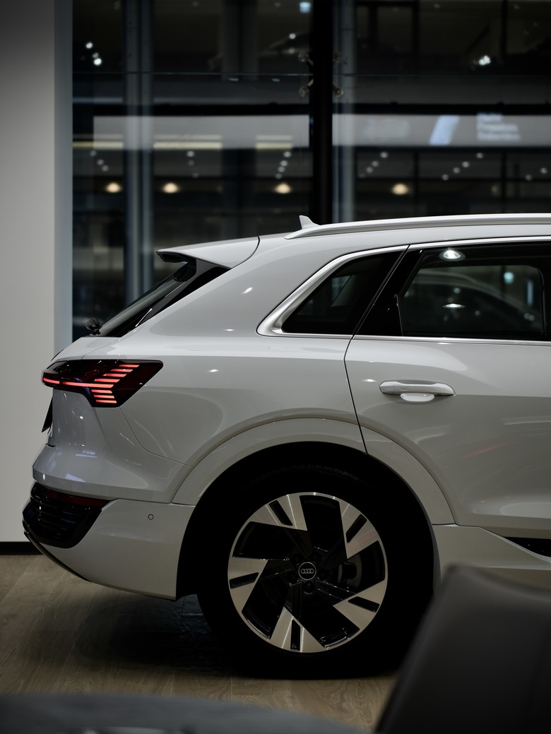 Audi Q8 e-tron 50 quattro advanced 進化版｜金屬冰川白 Glacier White 2Y｜實車照片分享
