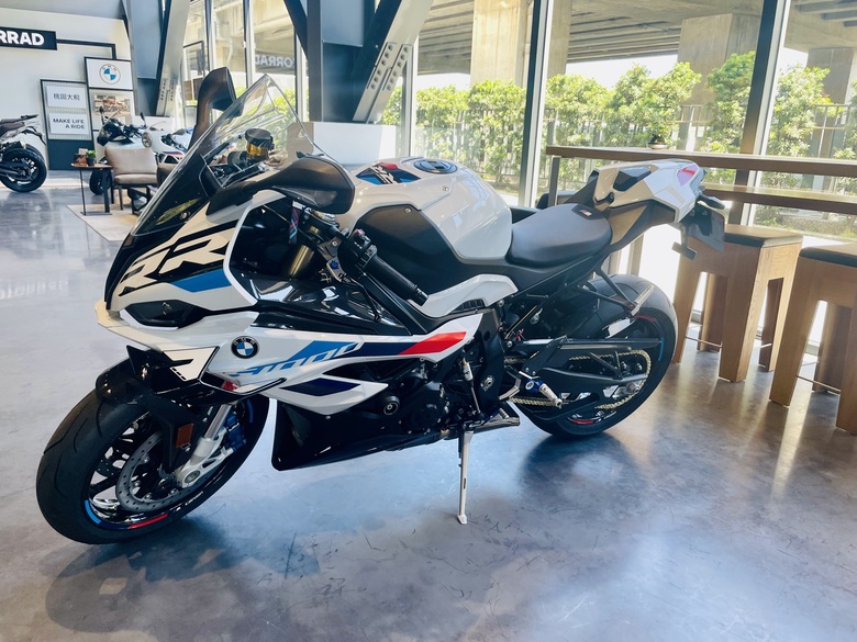 【最後一刻才開箱】菜雞的第一台重機 BMW S1000RR M版(23年式)