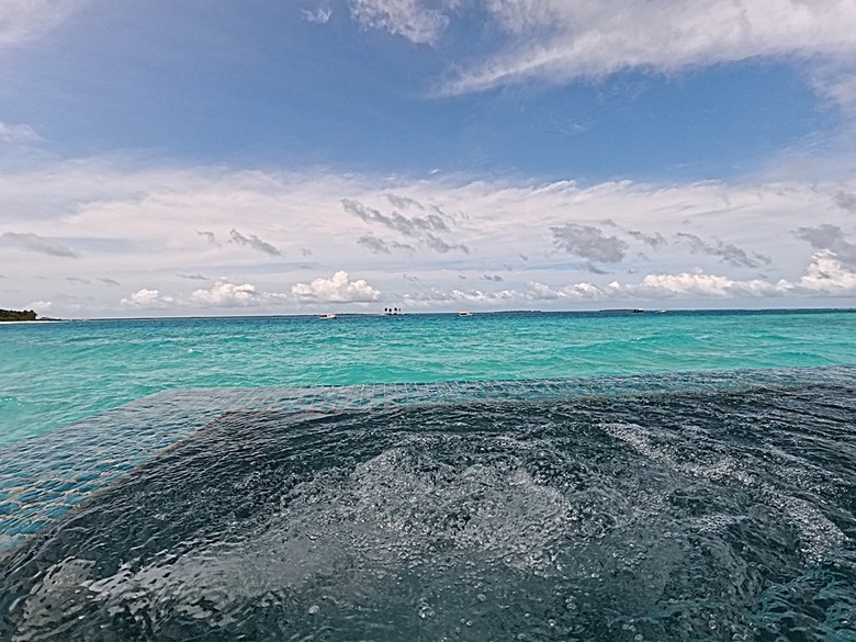 入住The Standard Maldives、碼頭邊珊瑚礁浮潛、出海賞海豚、環礁潟湖體驗 — 赤道三國文化休閒行旅 之 馬爾地夫篇 第一回 潟湖泳池水上屋(Lagoon Overwater Pool Villa)