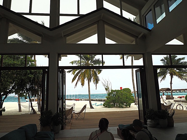 入住The Standard Maldives、碼頭邊珊瑚礁浮潛、出海賞海豚、環礁潟湖體驗 — 赤道三國文化休閒行旅 之 馬爾地夫篇 第一回 潟湖泳池水上屋(Lagoon Overwater Pool Villa)