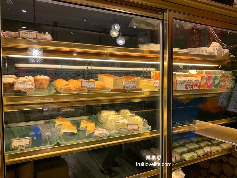 點我看大圖 在地老品牌,生日蛋糕、蛋黃酥、小月餅、白雪酥、年節送禮,平價麵包通通都有