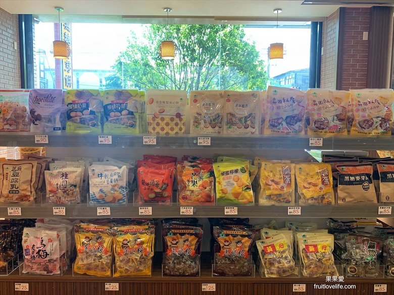 點我看大圖 好吃不黏牙的麥芽餅,烤過的餅乾香氣加上不甜膩的餡料,讓我們拆了一包還會想繼續吃下包