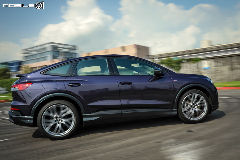 Audi Q4 Sportback e-tron 55 quattro S line 試駕|長距離電耗實測、質感與實用兼具的帥氣電動休旅車!