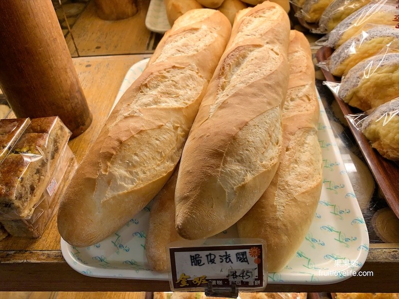 點我看大圖 在地老品牌,生日蛋糕、蛋黃酥、小月餅、白雪酥、年節送禮,平價麵包通通都有
