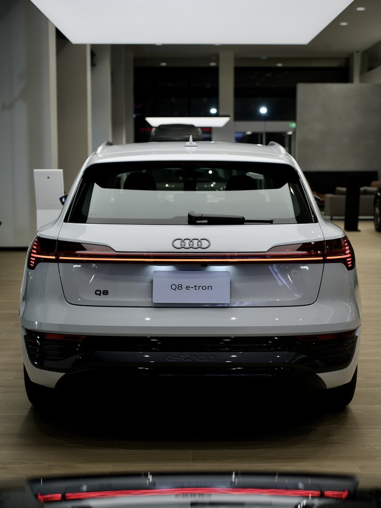 Audi Q8 e-tron 50 quattro advanced 進化版｜金屬冰川白 Glacier White 2Y｜實車照片分享