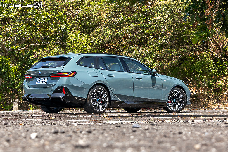BMW i5 eDrive40 Touring 試駕|有空間有品味,市場唯一純電旅行車!