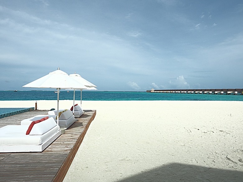入住The Standard Maldives、碼頭邊珊瑚礁浮潛、出海賞海豚、環礁潟湖體驗 — 赤道三國文化休閒行旅 之 馬爾地夫篇 第一回 潟湖泳池水上屋(Lagoon Overwater Pool Villa)