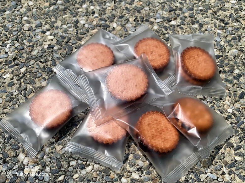 點我看大圖 好吃不黏牙的麥芽餅,烤過的餅乾香氣加上不甜膩的餡料,讓我們拆了一包還會想繼續吃下包