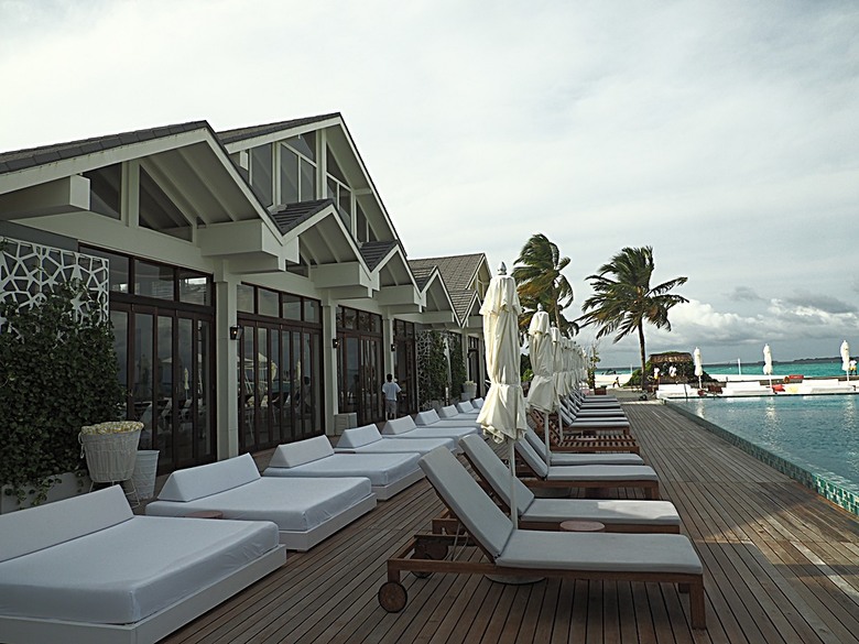 入住The Standard Maldives、碼頭邊珊瑚礁浮潛、出海賞海豚、環礁潟湖體驗 — 赤道三國文化休閒行旅 之 馬爾地夫篇 第一回 潟湖泳池水上屋(Lagoon Overwater Pool Villa)