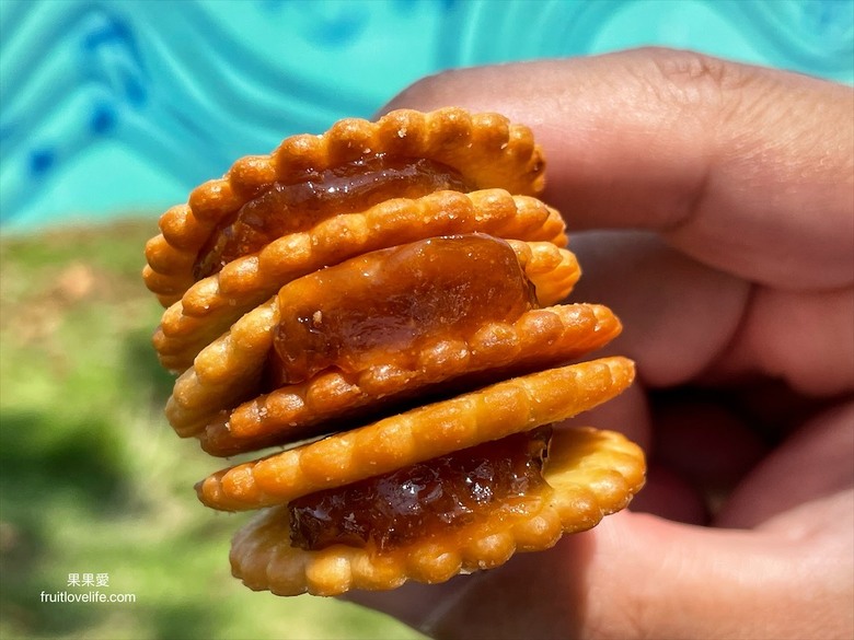 點我看大圖 好吃不黏牙的麥芽餅,烤過的餅乾香氣加上不甜膩的餡料,讓我們拆了一包還會想繼續吃下包