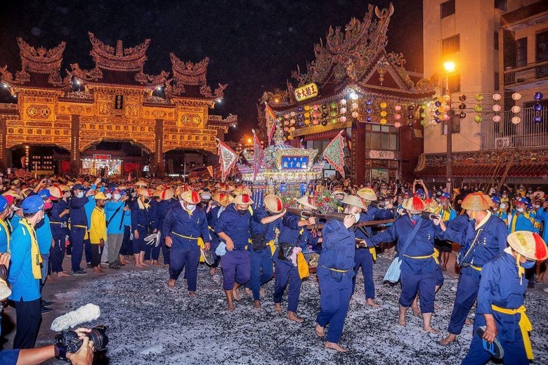 屏東東港東隆宮介紹 – 以「東港迎王平安祭典」及「黃金牌樓」聞名於世