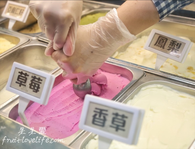 點我看大圖 超火紅的冰淇淋浴缸,有榴槤、高梁、荔枝……等特殊口味的冰淇淋可選擇