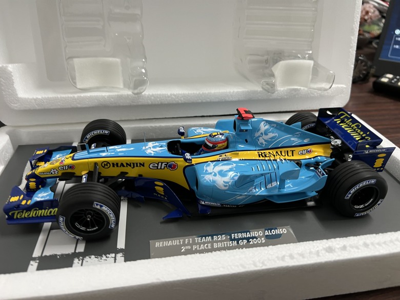 [開箱]F1 1/18 RENAULT R25 FERNANDO ALONSO BRITISH GP