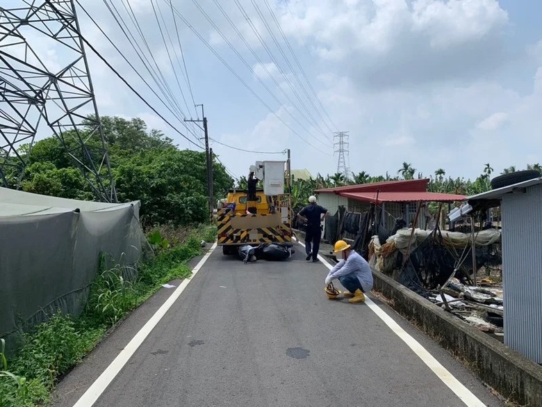 台電工程車，倒車撞死機車母子