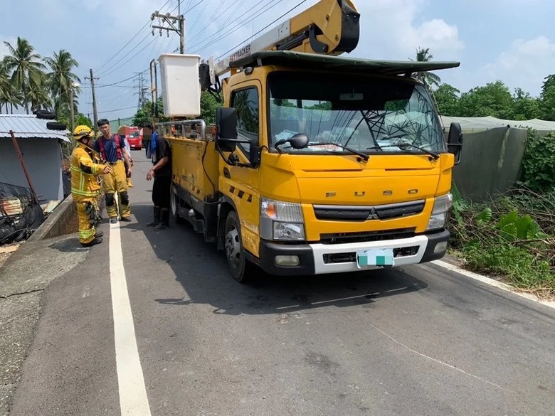 台電工程車，倒車撞死機車母子