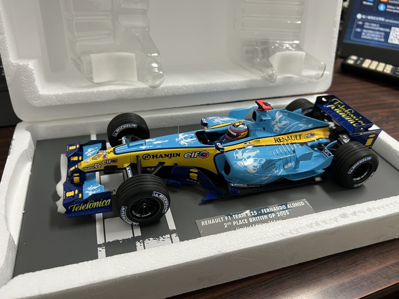 [開箱]F1 1/18 RENAULT R25 FERNANDO ALONSO BRITISH GP