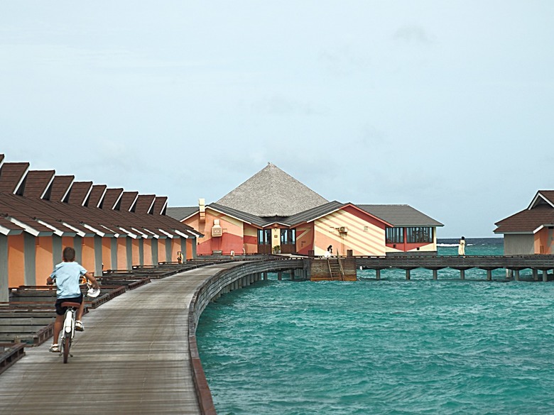 入住The Standard Maldives、碼頭邊珊瑚礁浮潛、出海賞海豚、環礁潟湖體驗 — 赤道三國文化休閒行旅 之 馬爾地夫篇 第一回 潟湖泳池水上屋(Lagoon Overwater Pool Villa)