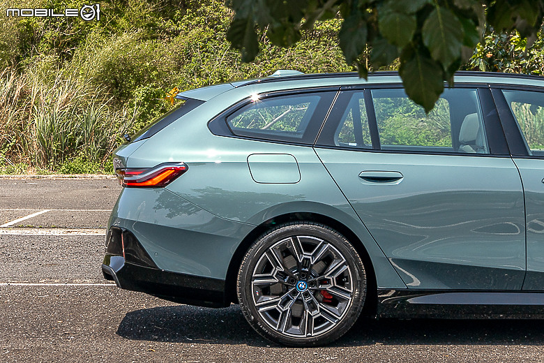 BMW i5 eDrive40 Touring 試駕|有空間有品味,市場唯一純電旅行車!