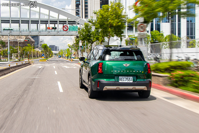 MINI Countryman SE All4 試駕|帶電個性更親民,不是粉絲也動心!