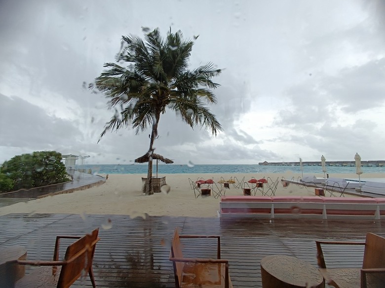 入住The Standard Maldives、碼頭邊珊瑚礁浮潛、出海賞海豚、環礁潟湖體驗 — 赤道三國文化休閒行旅 之 馬爾地夫篇 第一回 潟湖泳池水上屋(Lagoon Overwater Pool Villa)