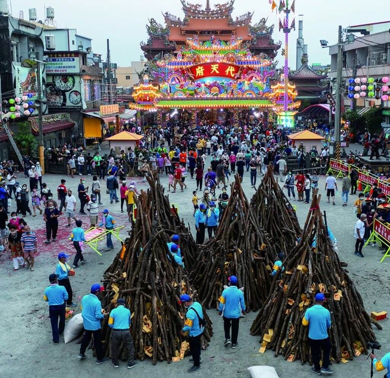 屏東東港東隆宮介紹 – 以「東港迎王平安祭典」及「黃金牌樓」聞名於世