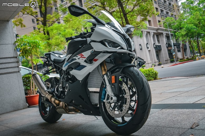 【最後一刻才開箱】菜雞的第一台重機 BMW S1000RR M版(23年式)