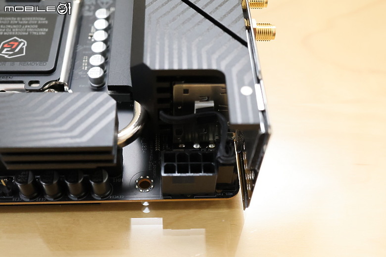 點我看大圖 Z790 末代 ITX 超頻小鋼炮 Z790I Lightning 開箱